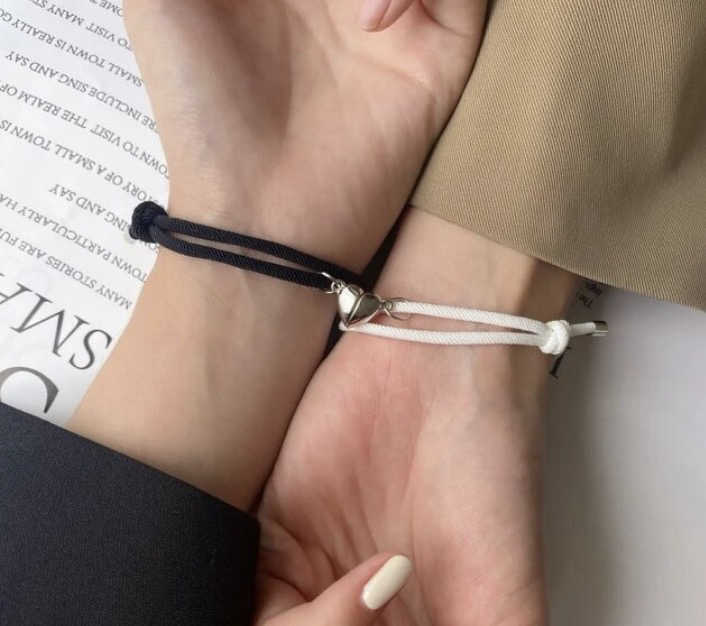Deux bracelets couple qui s’aimantent en formant un coeur