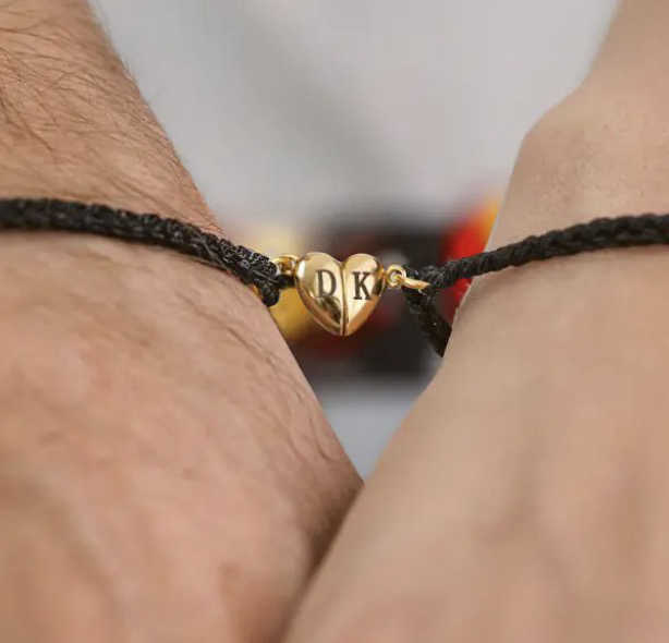 Ensemble bracelets aimantés entre 2 mains avec un coeur qui se forme